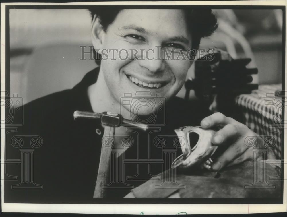 1988 Press Photo Artist Robert Lee Morris, formerly of Beloit, Wisconsin - Historic Images