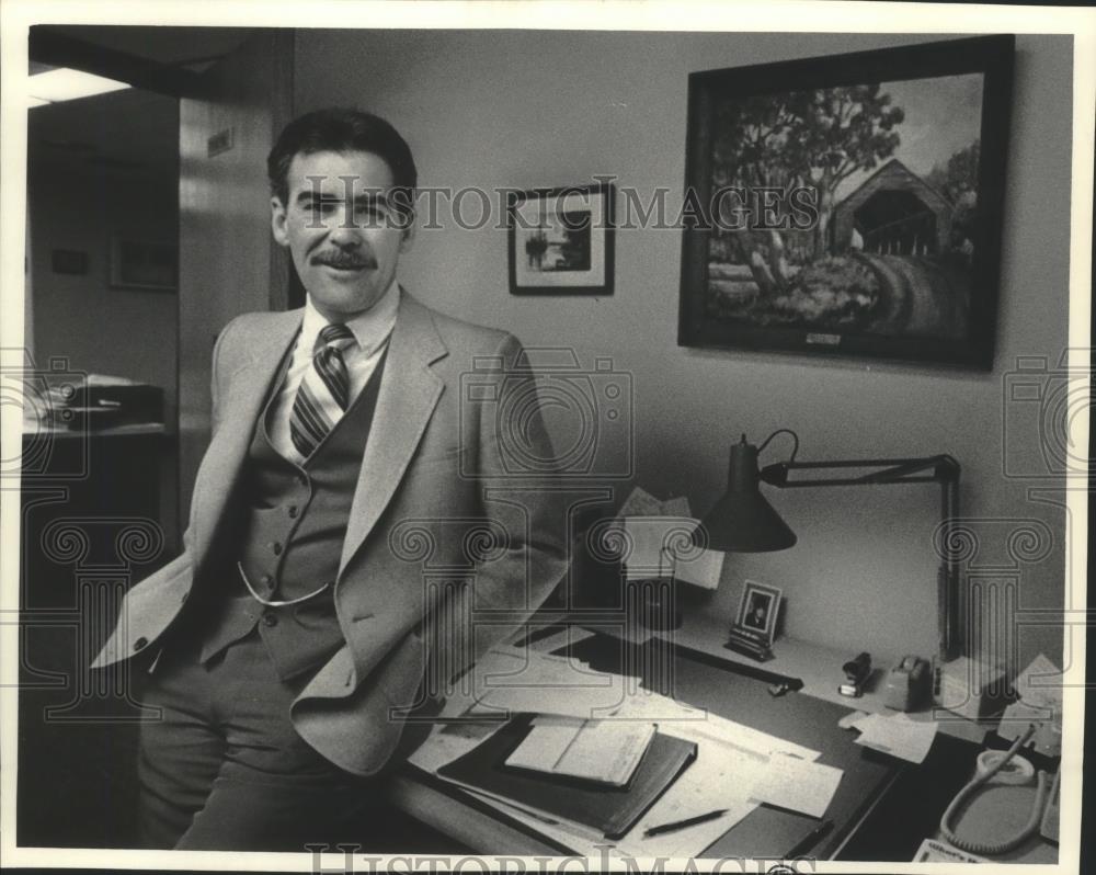 1985 Press Photo Charles Morrill, principal, John Muir Middle School, Milwaukee - Historic Images