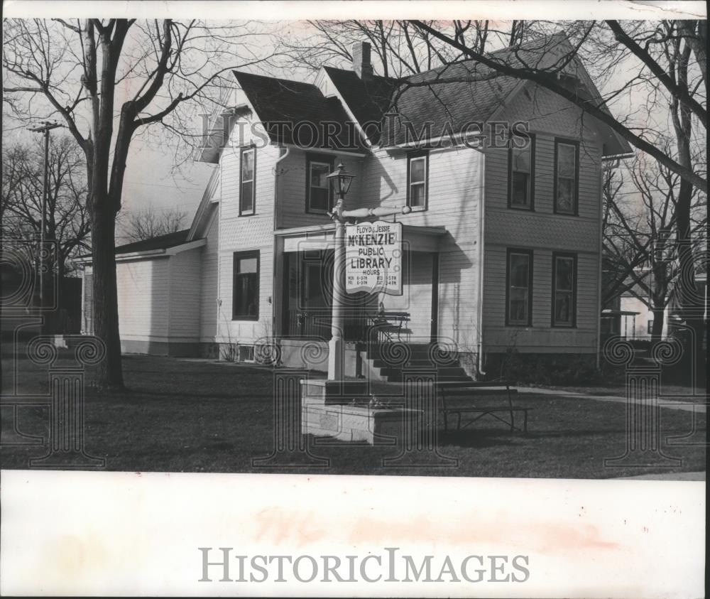 1977 Press Photo Floyd &amp; Jessie McKenzie Public Library, Mudwonago, Wisconsin - Historic Images