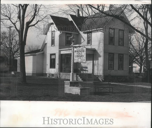 1977 Press Photo Floyd & Jessie McKenzie Public Library, Mudwonago, Wisconsin - Historic Images
