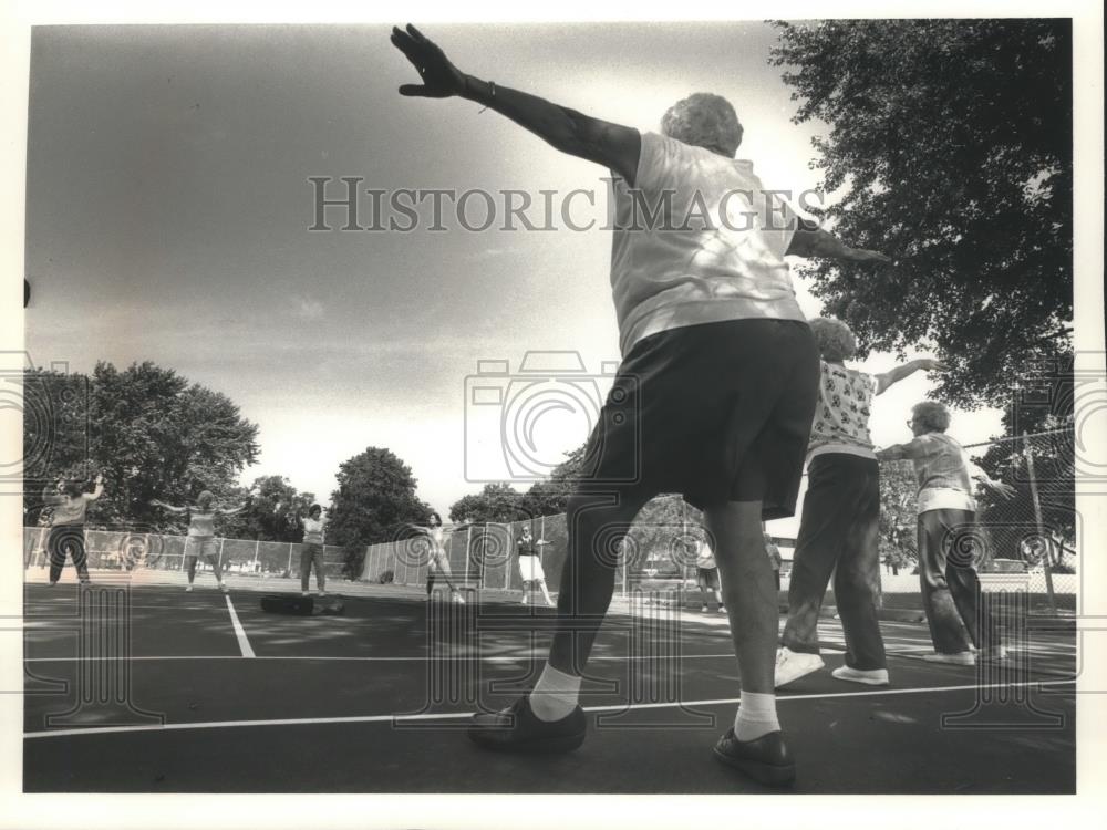 1991 Press Photo Marian Ackermann, Senior-cise class, Mount Mary College - Historic Images