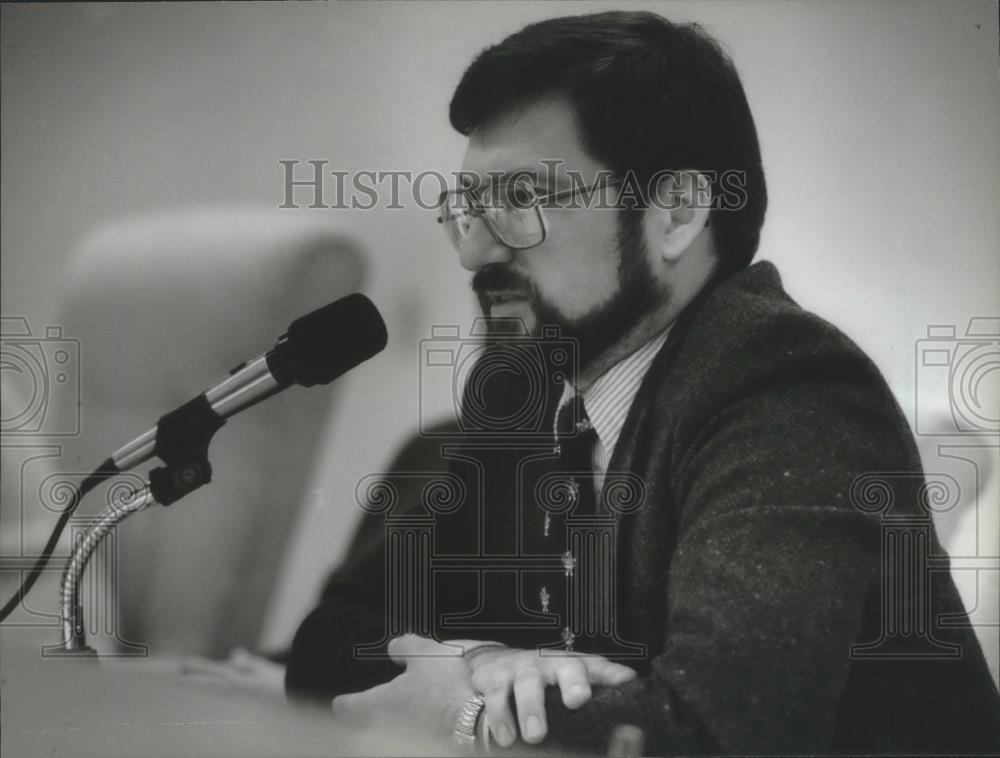 1994 Press Photo Eighth District Alderman Robert Motl asking a question. - Historic Images