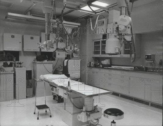 1976 Press Photo Look into Mount Sinai Medical Center X-Ray Room. - mjb74589 - Historic Images