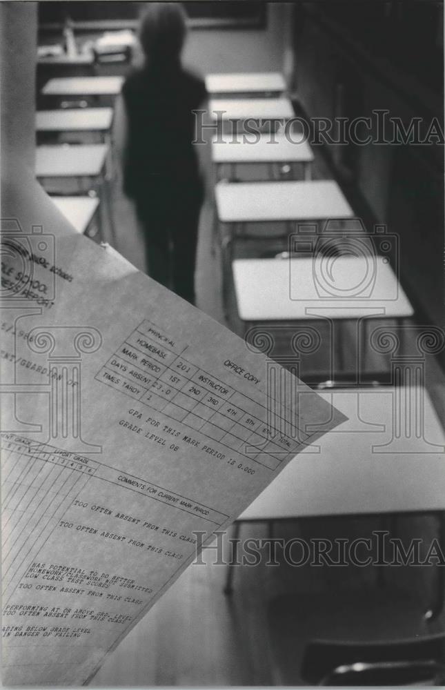 1985 Press Photo Report card and unidentified student at a Milwaukee school. - Historic Images