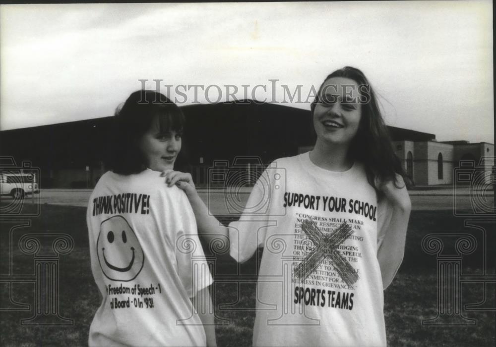 1993 Press Photo Mukwonago High senior Amy Caves &amp; sister Megan display shirts - Historic Images