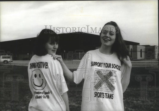 1993 Press Photo Mukwonago High senior Amy Caves & sister Megan display shirts - Historic Images