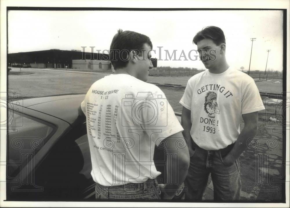 1993 Press Photo Seniors Jeff Searl (L) &amp; Mike Paprocki, Mukwongo, Wisconsin - Historic Images