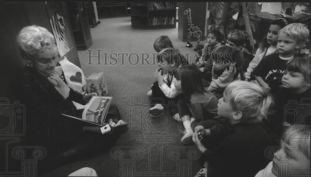 1993 Press Photo Menniette Reichold volunteers at Prairie View Elementary School - Historic Images