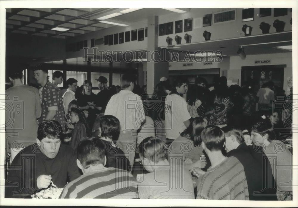 1992 Press Photo Mukwonago High School, Wisconsin, lunch period - mjb74668 - Historic Images