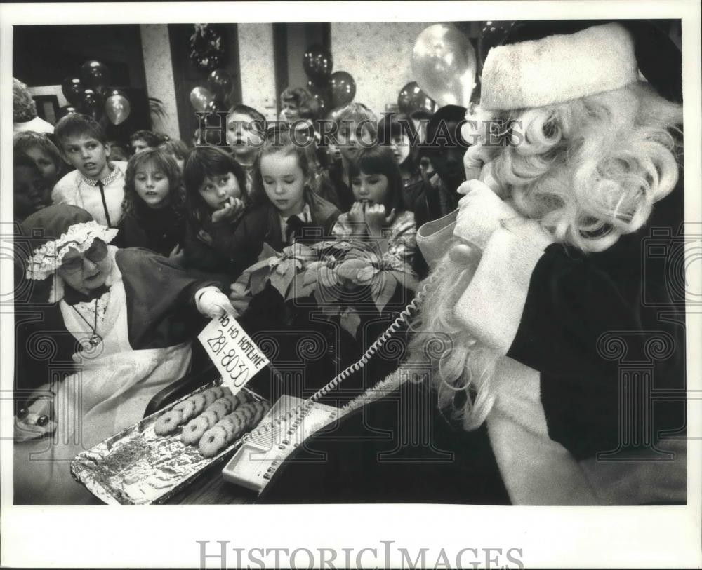 1990 Press Photo Wall Braatz, Santa Claus, and Eleanor Braun as Mrs. Santa - Historic Images