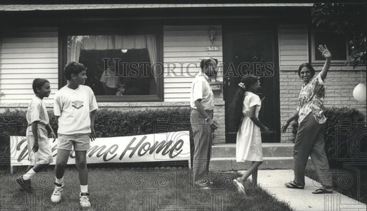 1990 Press Photo Prabhavathi Murikipudi waves to those welcoming her home - Historic Images