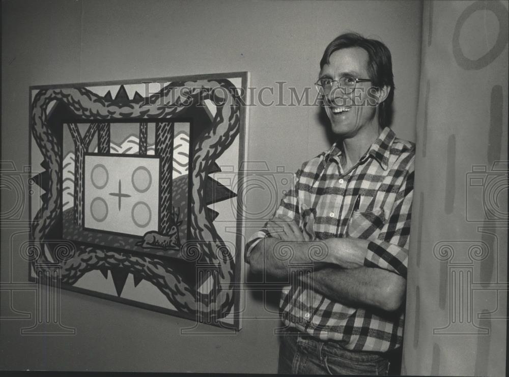 1991 Press Photo Charles Munch artist, next to a piece on display, Milwaukee, - Historic Images