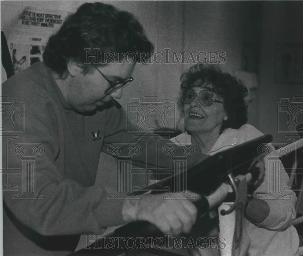 1993 Press Photo Joan Hinz pushes Bob Beaster to work stair machine, Waukesha. - Historic Images