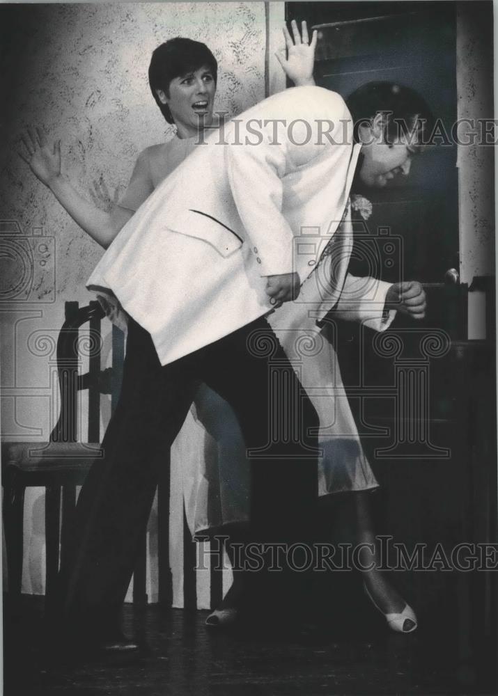 1984 Press Photo Bill and Lee Ann Kingston rehearse scene from &quot;Plaza Suite&quot; - Historic Images