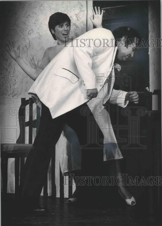 1984 Press Photo Bill and Lee Ann Kingston rehearse scene from "Plaza Suite" - Historic Images