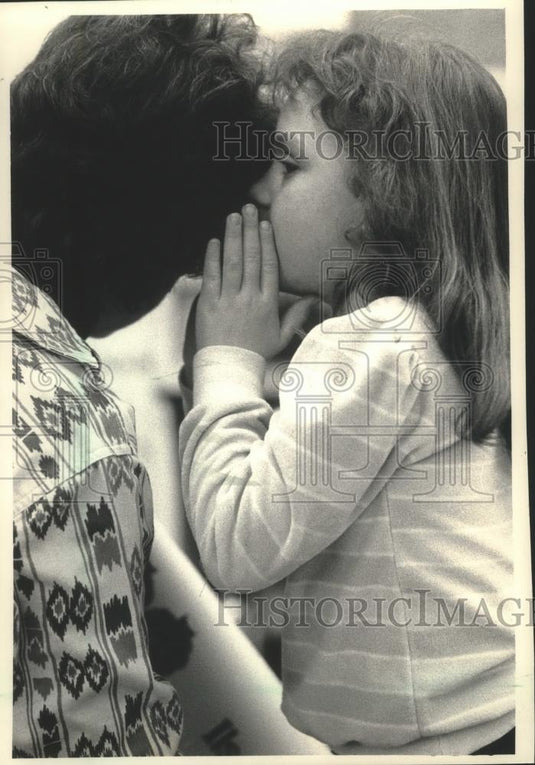 1988 Press Photo Erica Molitor Milwaukee schools student whispers in adults ear - Historic Images