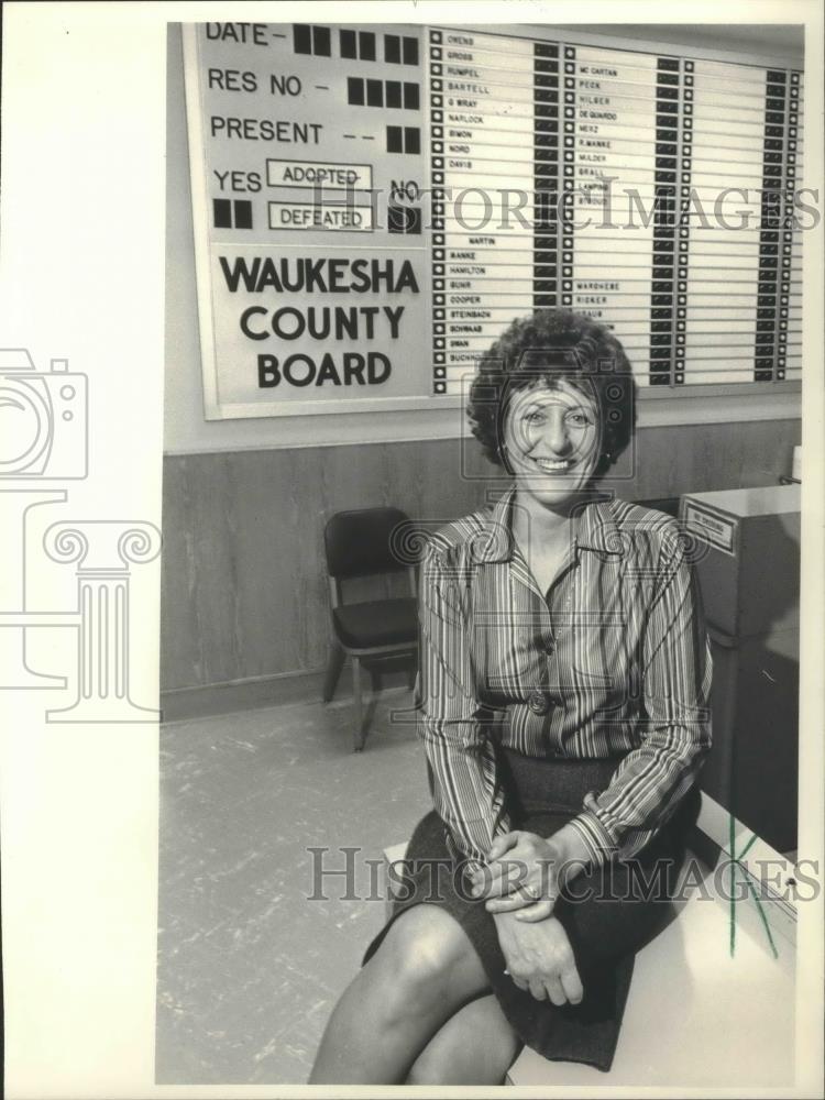 1983 Press Photo Jo Ellen Mulder in Waukesha County office - mjb74865 - Historic Images