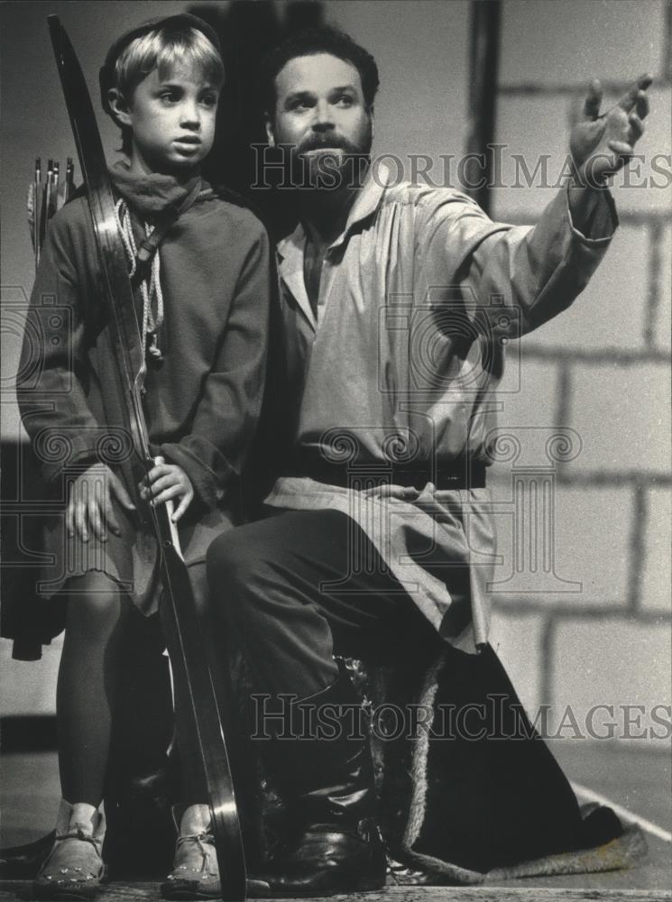 1992 Press Photo Actors John Paul Jones III and Tom Warwick in Camelot - Historic Images