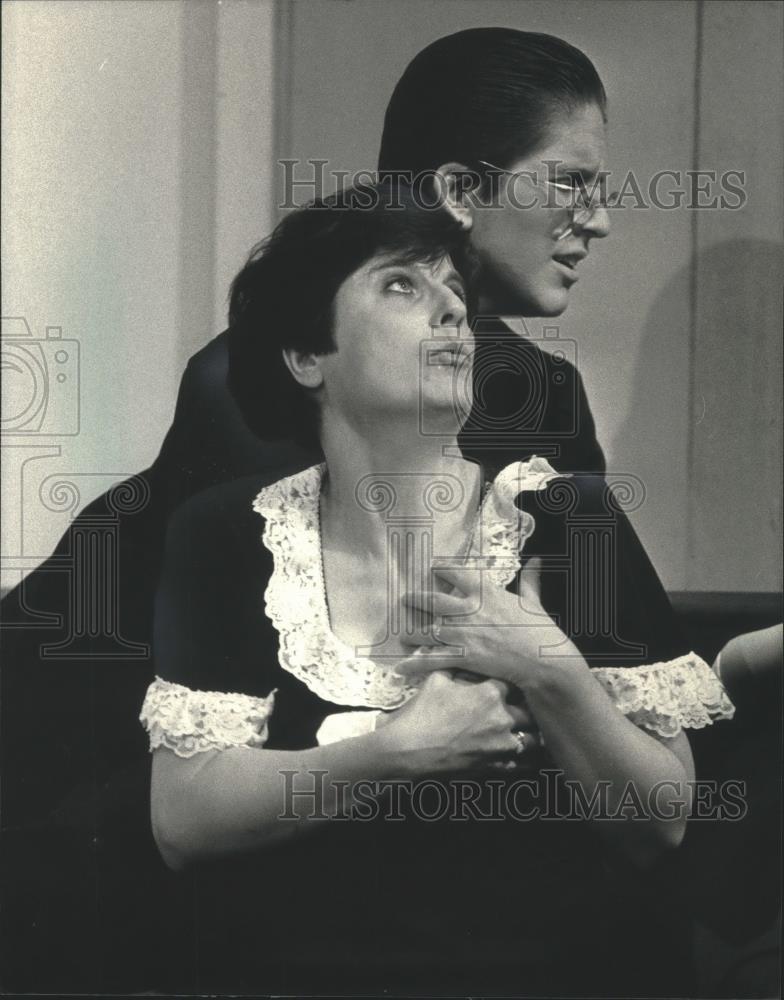 1987 Press Photo Actors Steven Gratham and LeeAnn Kingston in A Little Hotel - Historic Images