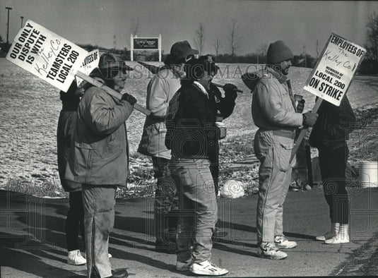 1992 Press Photo Employees striking against Kelly Company in Muskego, Wisconsin. - Historic Images