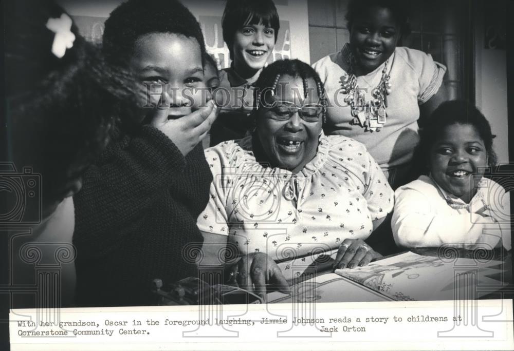 1986 Press Photo Jimmie Johnson volunteer at Cornerstone Comm.Center, Milwaukee - Historic Images