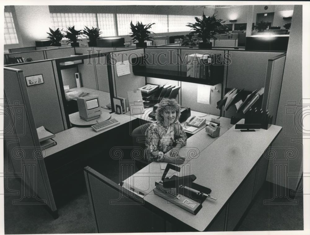 1988 Press Photo Assistant Janet Talaska ,Johnson Controls with control panel - Historic Images