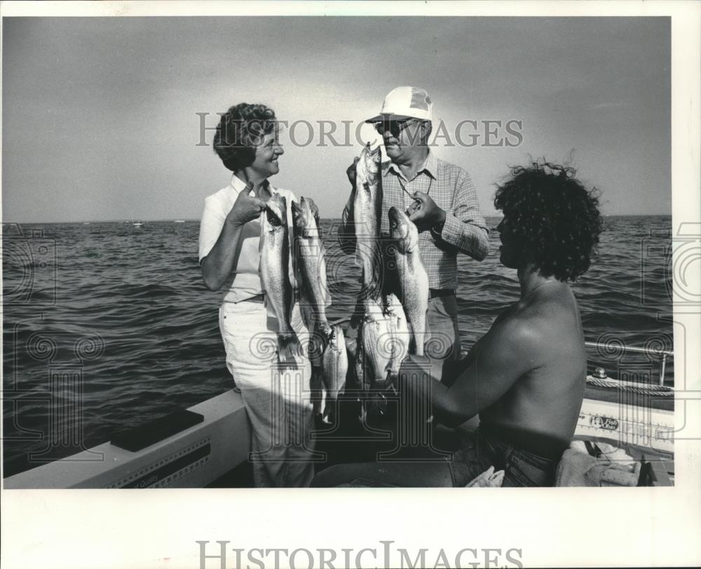 1984 Press Photo Captain Jane Rutschow & Don Johnson fishing on Lake Erie - Historic Images