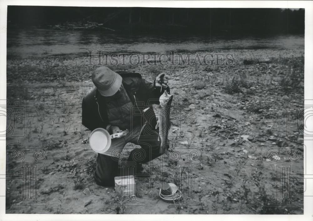 1976 Press Photo Don Johnson returns rainbow trout to Alaska&#39;s Mulchatna River - Historic Images