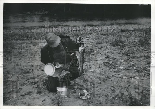 1976 Press Photo Don Johnson returns rainbow trout to Alaska's Mulchatna River - Historic Images