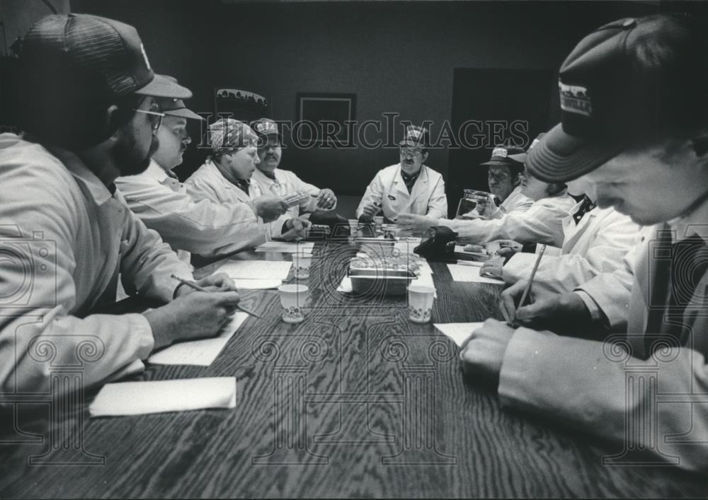 1985 Press Photo Johnsonville workers at daily taste-testing session, Wisconsin - Historic Images