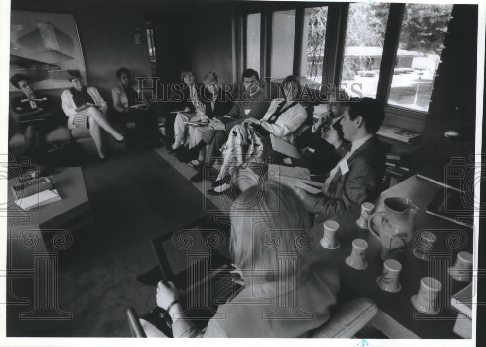 1993 Press Photo Meeting at Children&#39;s Hospital of Wisconsin in Wauwatosa - Historic Images