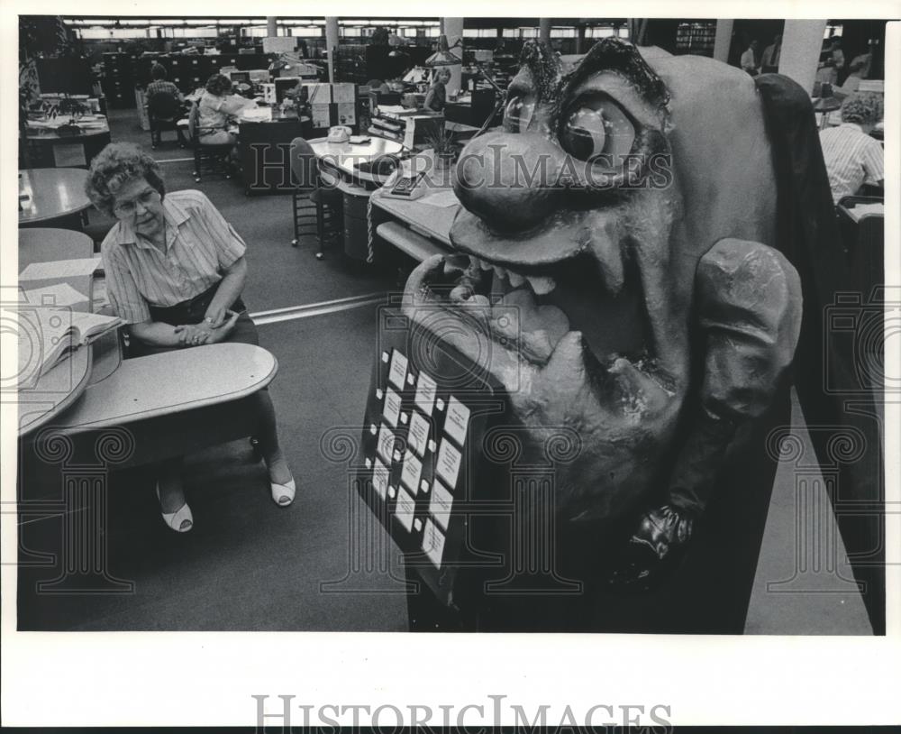 1985 Press Photo June Petrusha & Raid Bionic Bug, Robot, Racine, Wisconsin - Historic Images