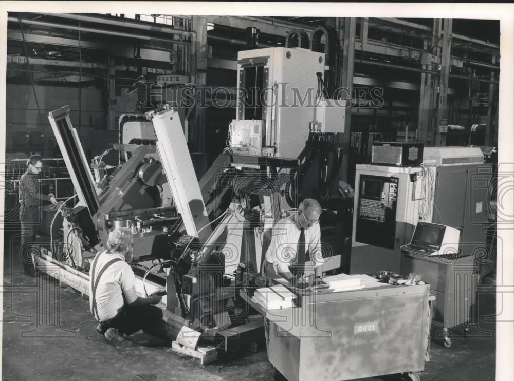 1989 Press Photo Kearney &amp; Trecker organizing manufacturing cells for factories - Historic Images