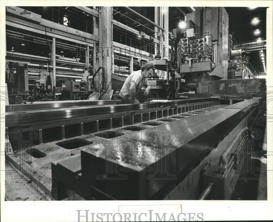 1981 Press Photo Harry Brotherton, Kearney & Trecker Corp. field service man - Historic Images