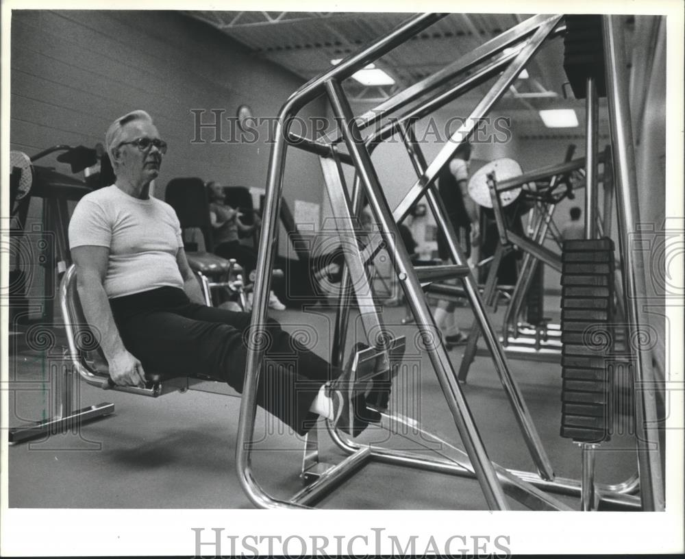 1983 Press Photo Waukesha Mayor Paul J, Keenan worked out on leg press at YMCA. - Historic Images