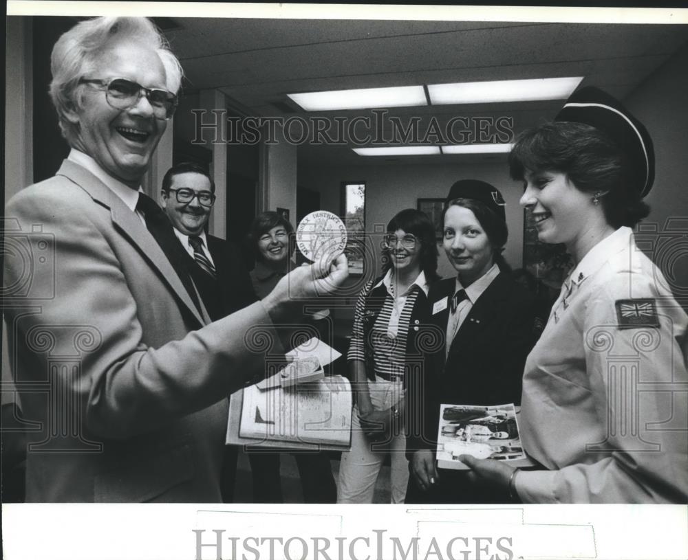 1982 Press Photo Waukesha, Wisconsin Mayor Paul J. Keenan receives gift - Historic Images