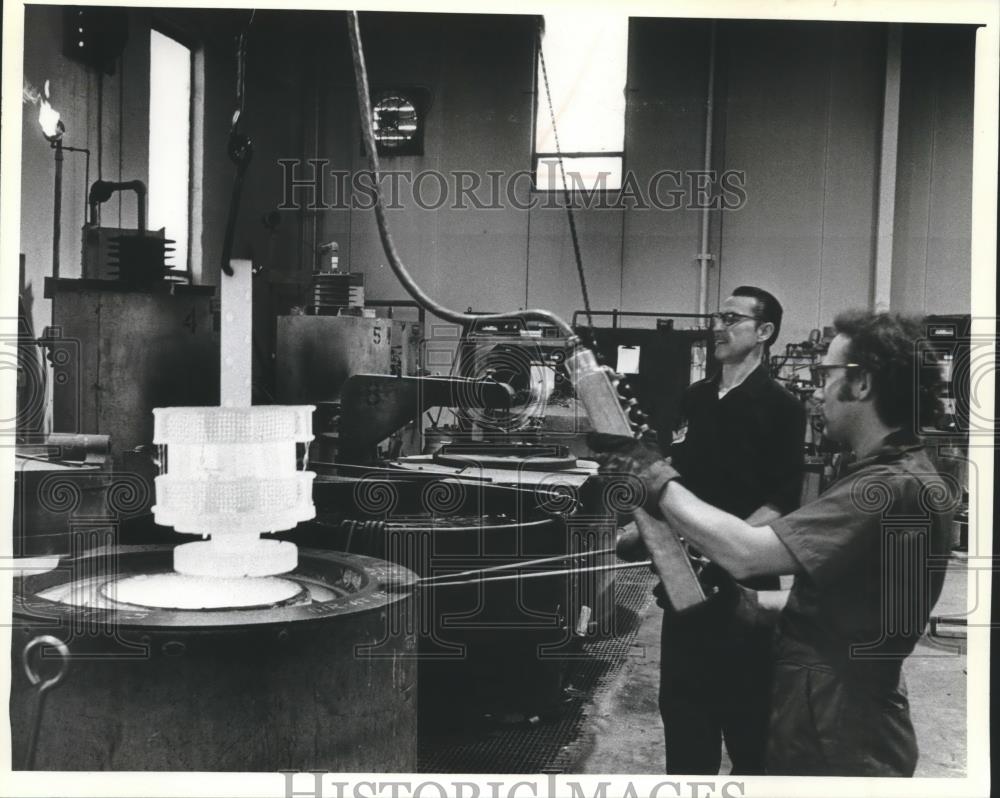 1981 Press Photo White hot metal part pulled from furnace at Kearney &amp; Trecker - Historic Images