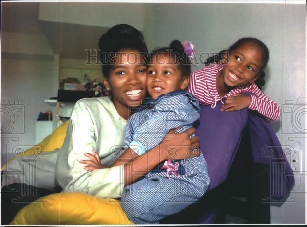 1994 Press Photo Radio host Jennifer Keitt and daughters in her home - mjb75118 - Historic Images