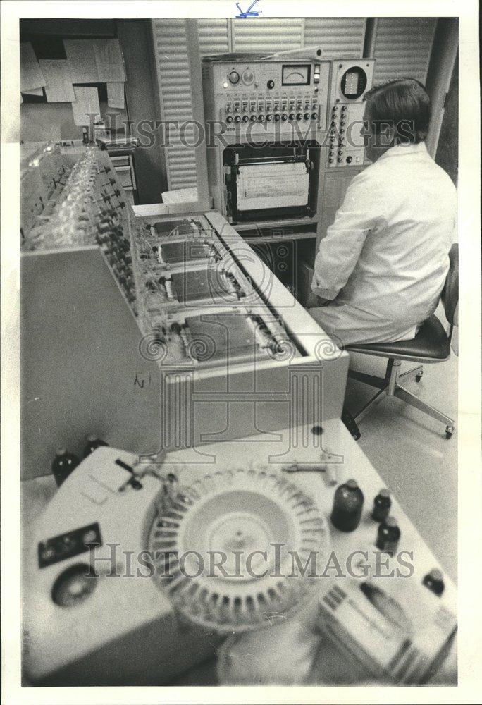 1977 Press Photo Technician Charles Lundquist Blood - RRV64367 - Historic Images