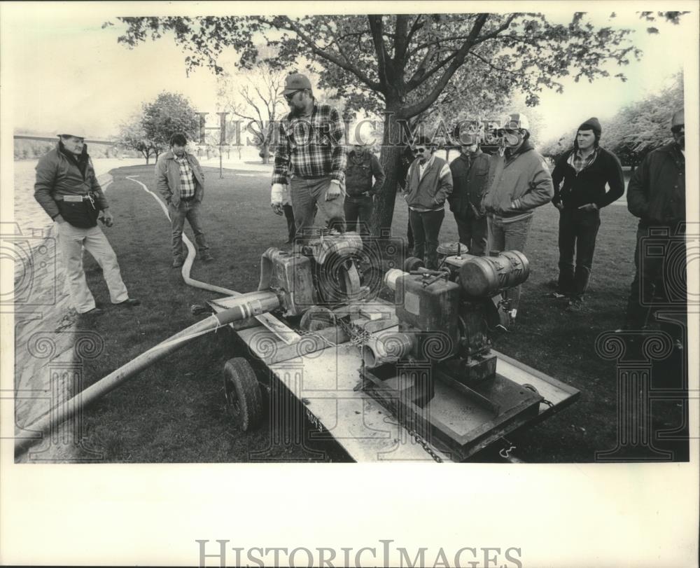 1986 Press Photo Jerry Crittenden (L), U.S. Army Corps of Engineers, Janesville - Historic Images