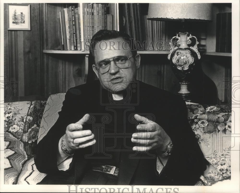 1989 Press Photo Father Henryk Jankowski, Solidarity movement chaplain, in Wisc. - Historic Images