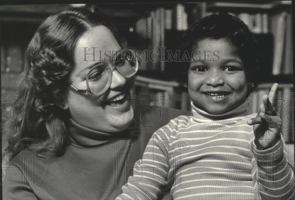 1987 Press Photo Mother w/ daughter adopted through Lutheran Social Services, WI - Historic Images
