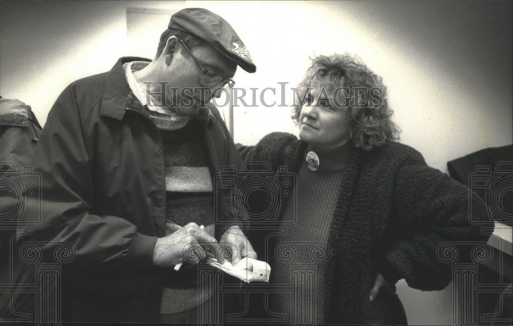 1992 Press Photo Sandra D. Janisch w/ husband Don at Milwaukee County Courthouse - Historic Images