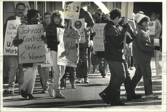 1990 Press Photo Picketers outside Johnson Controls, Milwaukee, Wisconsin - Historic Images