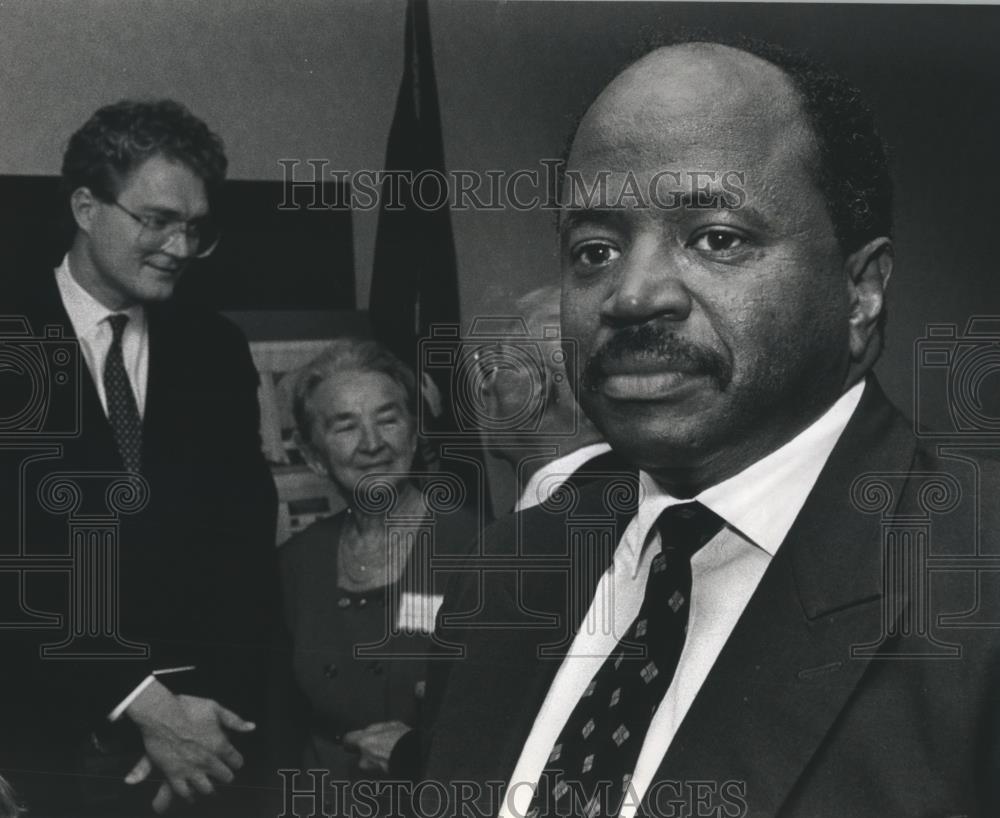 1989 Press Photo Former Mayor Norquist&#39;s guard now Milwaukee Police inspector. - Historic Images