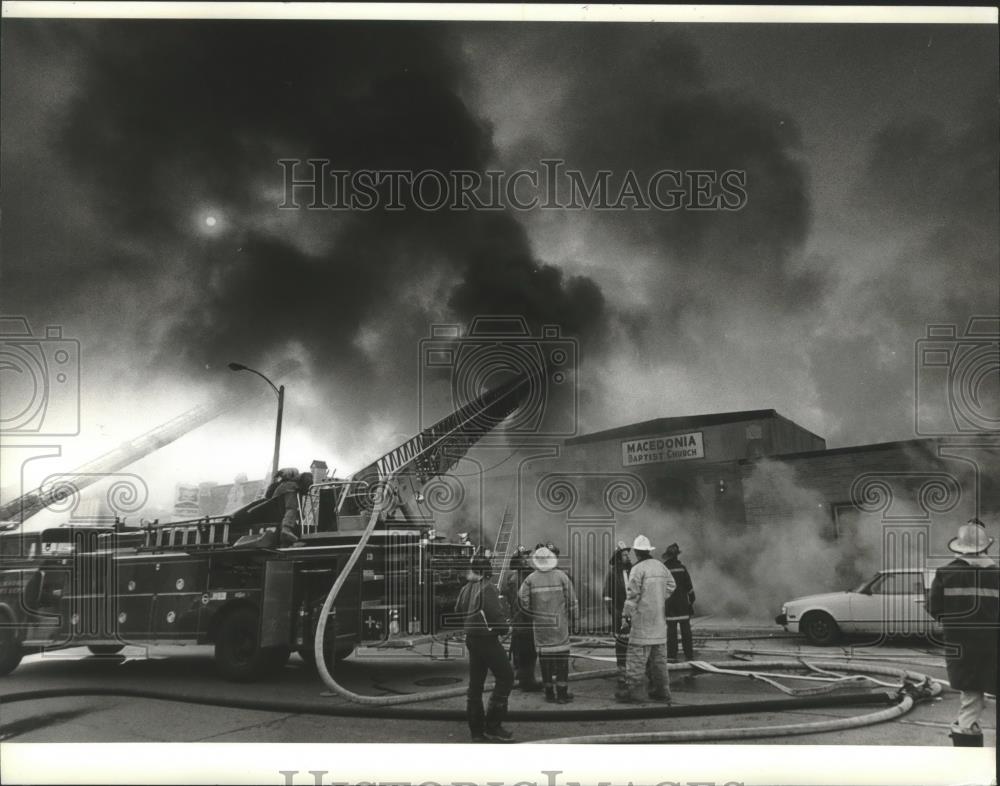 1990 Press Photo Firefighters tackle blaze Macedonia Baptist Church, Milwaukee. - Historic Images