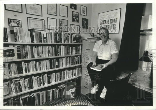 1990 Press Photo Milwaukee author and historian Jamakaya in her East Side home - Historic Images