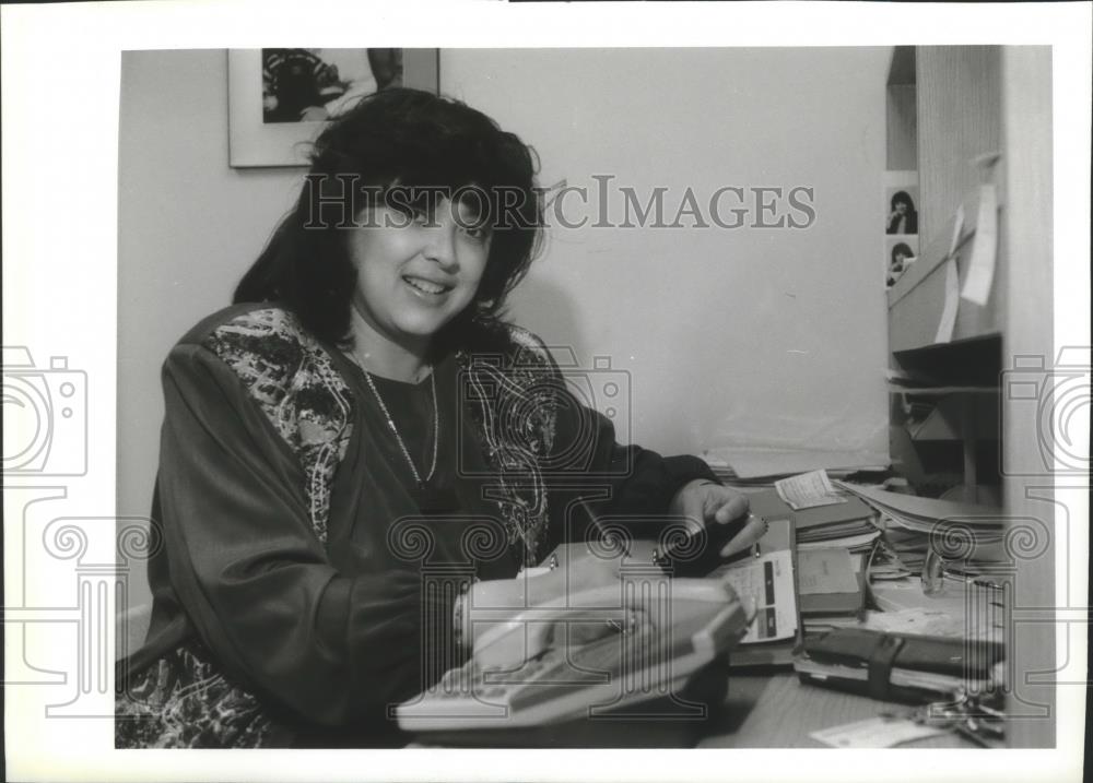 1993 Press Photo Obstetrician Janine James knows she should exercise more - Historic Images