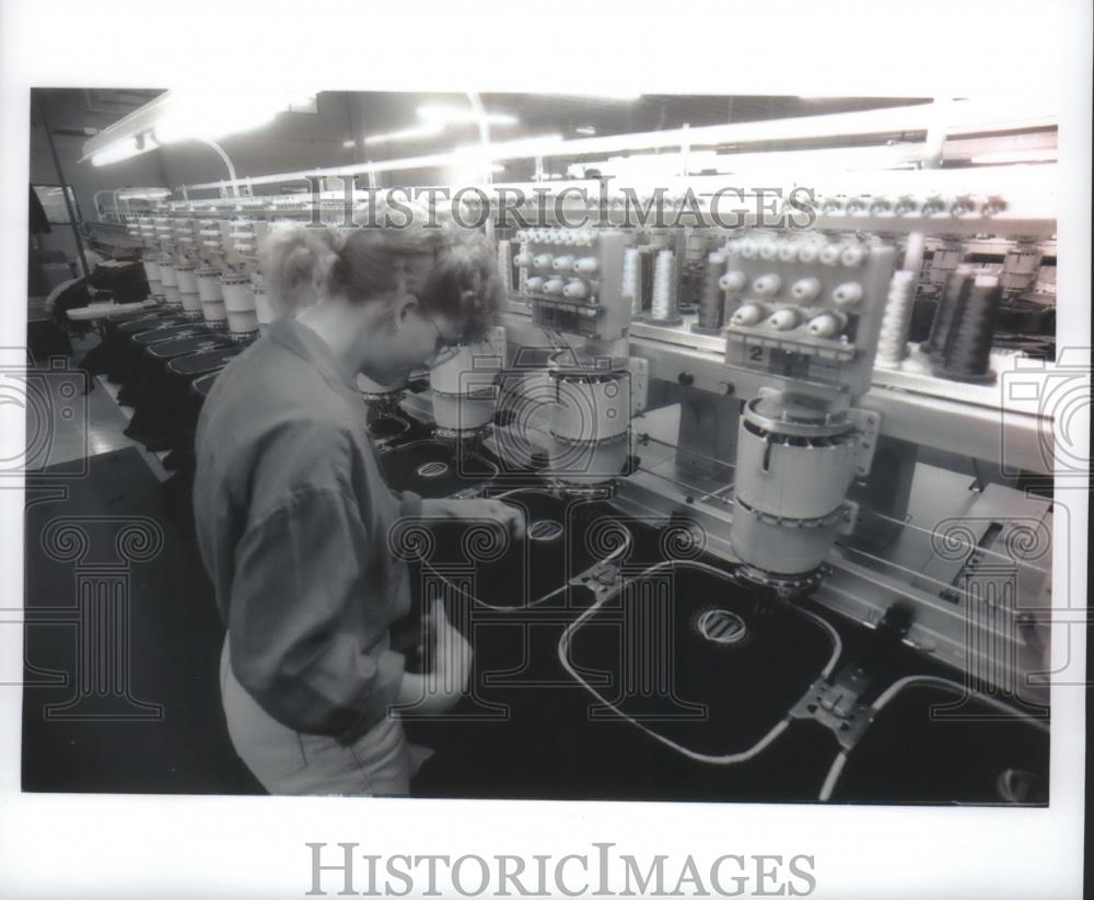 1994 Press Photo JanSport employee Vicki Van Der Bogart operates embroiderers - Historic Images