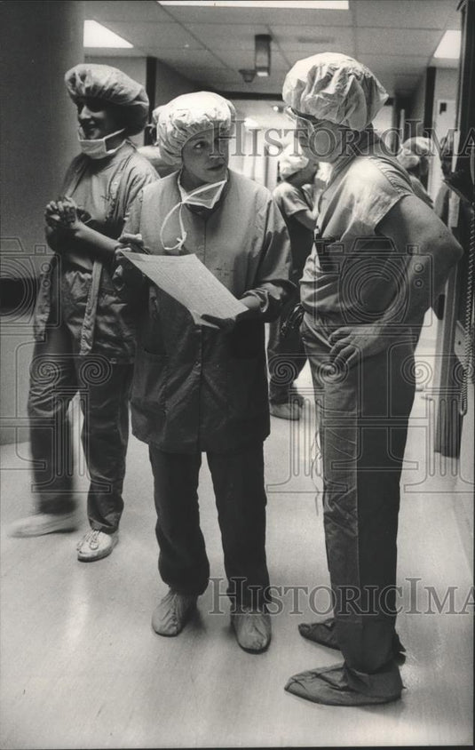 1989 Press Photo Milwaukee's W. Dudley Johnson during his busy surgical day - Historic Images